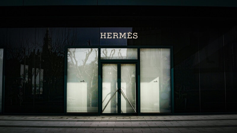 An image of the Hermes channel letters outside.